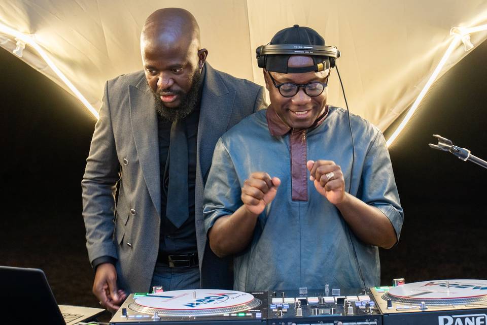 Duo de DJ travaillant ensemble à la console