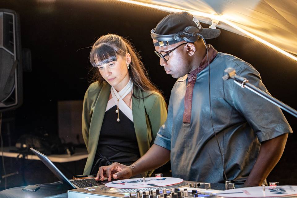 Équipe technique et DJ vérifiant le son