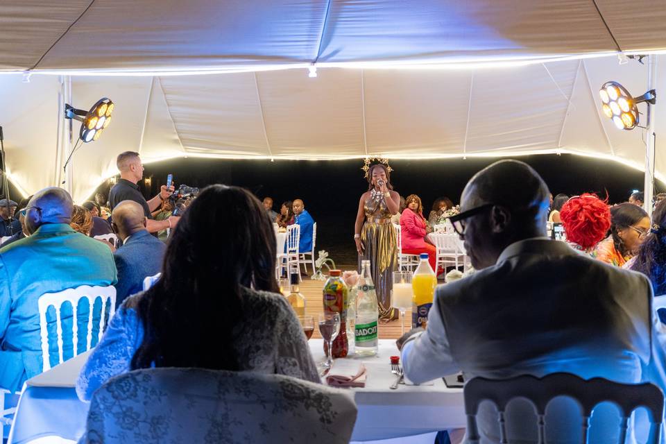 Invités profitant du dîner sous le chapiteau