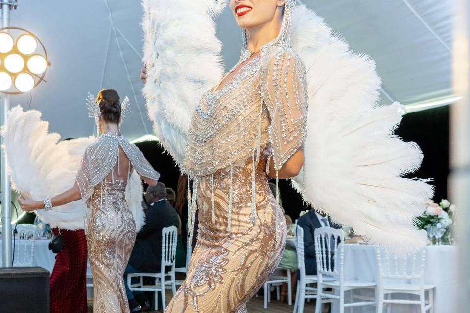 Portrait d_une danseuse en costume à plumes