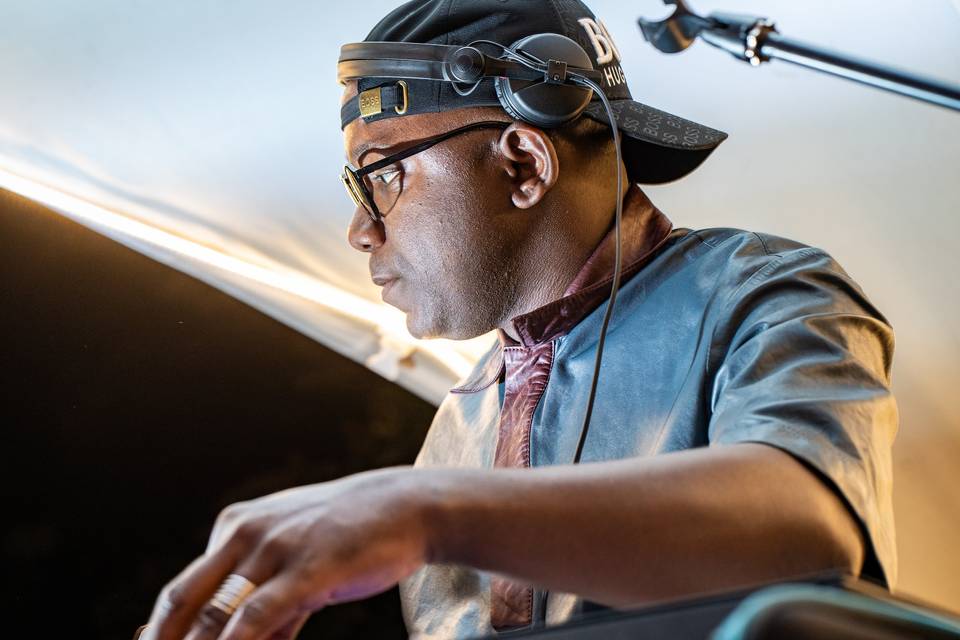 Portrait du DJ avec casque audio en action