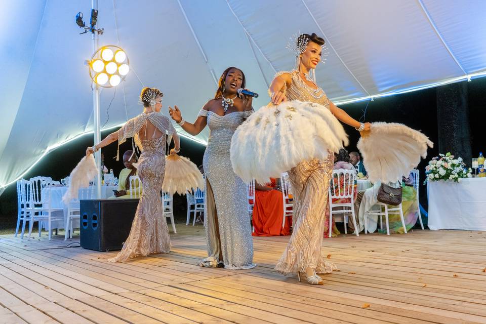 Trio de danseuses de cabaret en costume doré