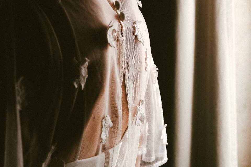 Lumière sur celle en blanc