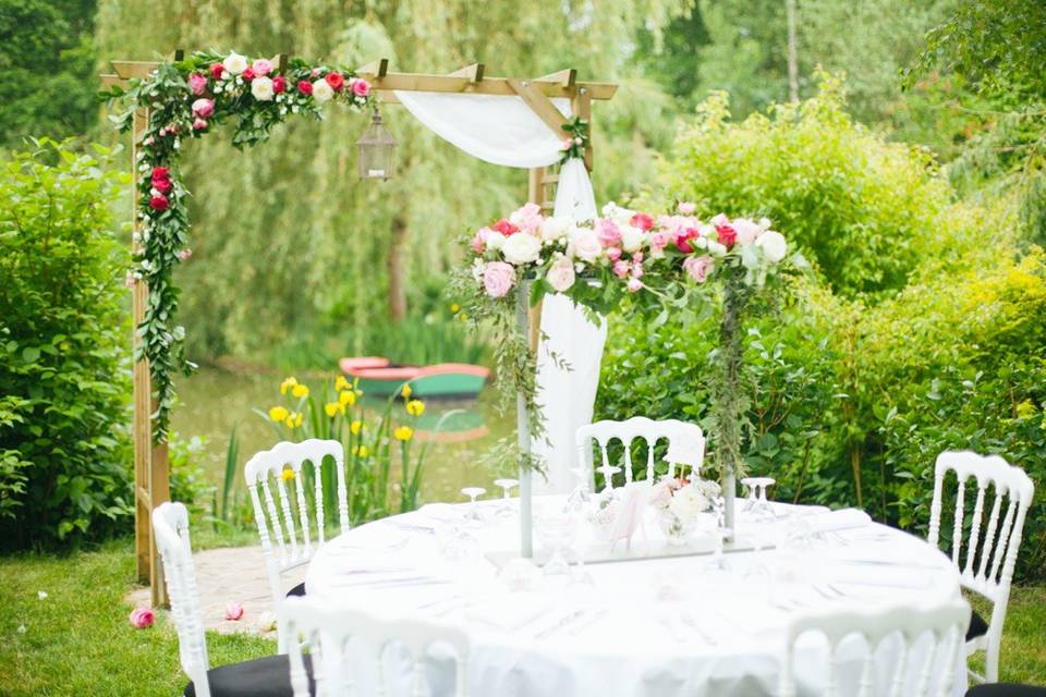 Bride and Groom kissing