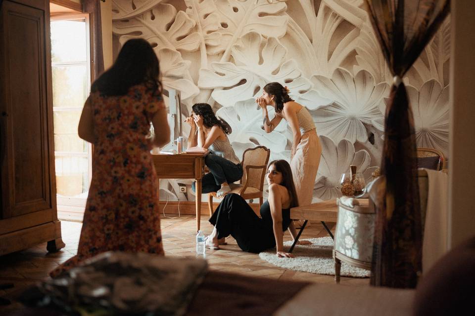Préparatifs intimistes mariée