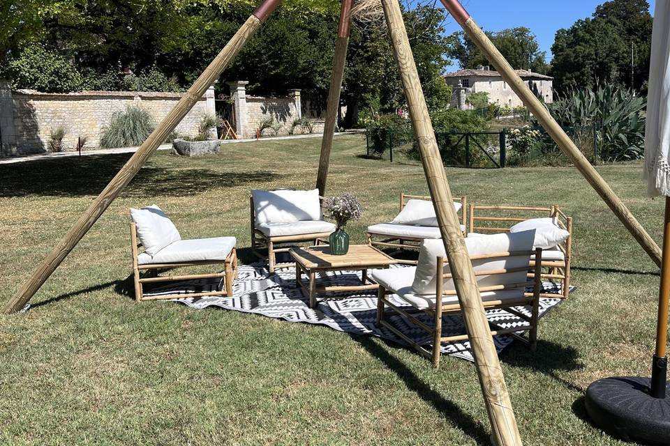 Tipi et salon de jardin