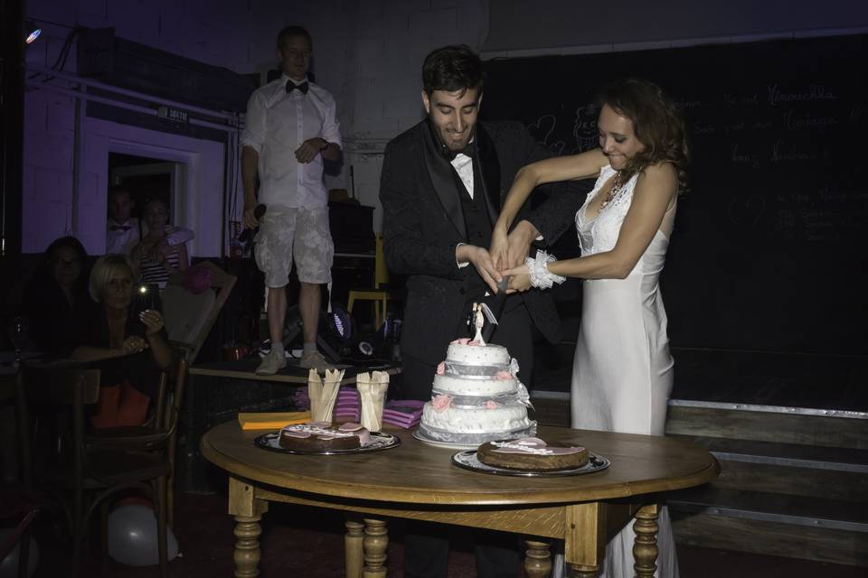 Les mariés découpent le gâteau