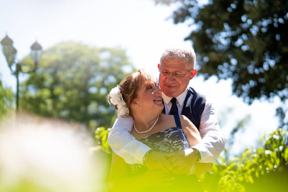 Couple dans le parc du château