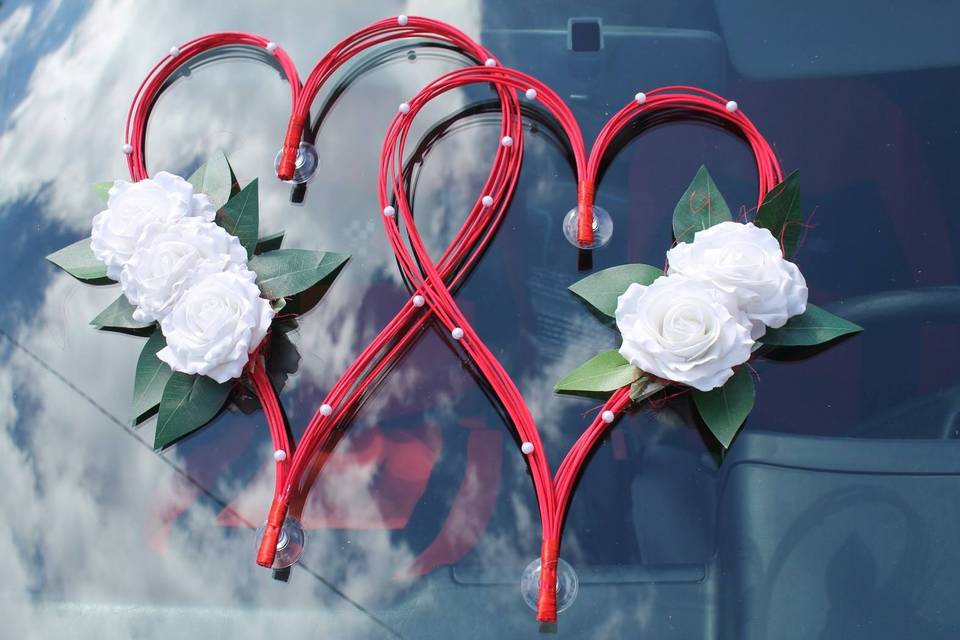 Cœurs voiture mariage rouge