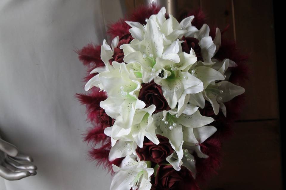 Bouquet mariée lys bordeaux