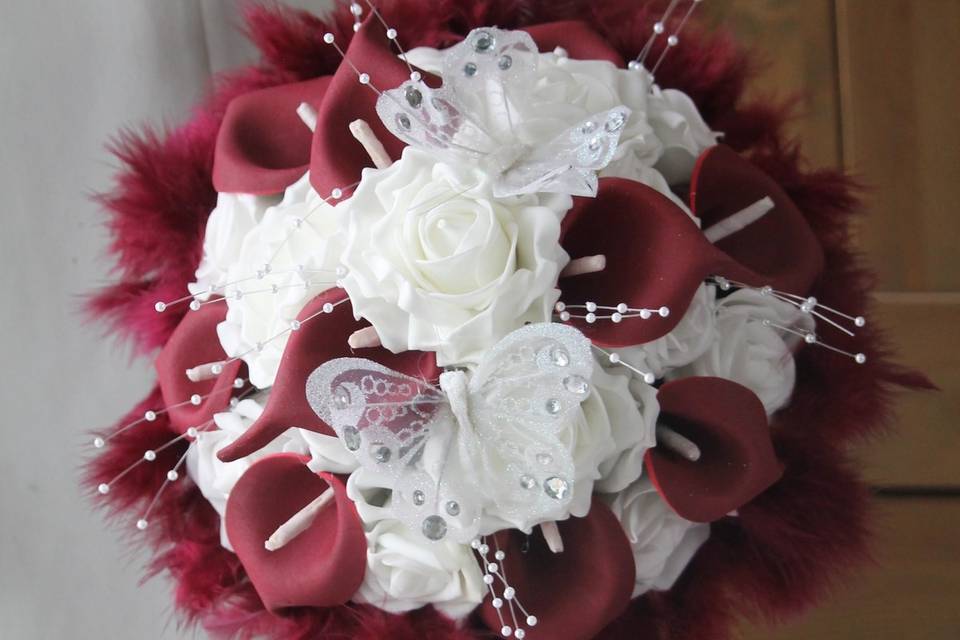 Bouquet mariée arums bordeaux