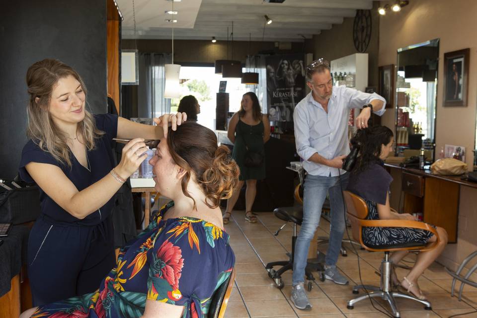 Préparatifs dans un salon