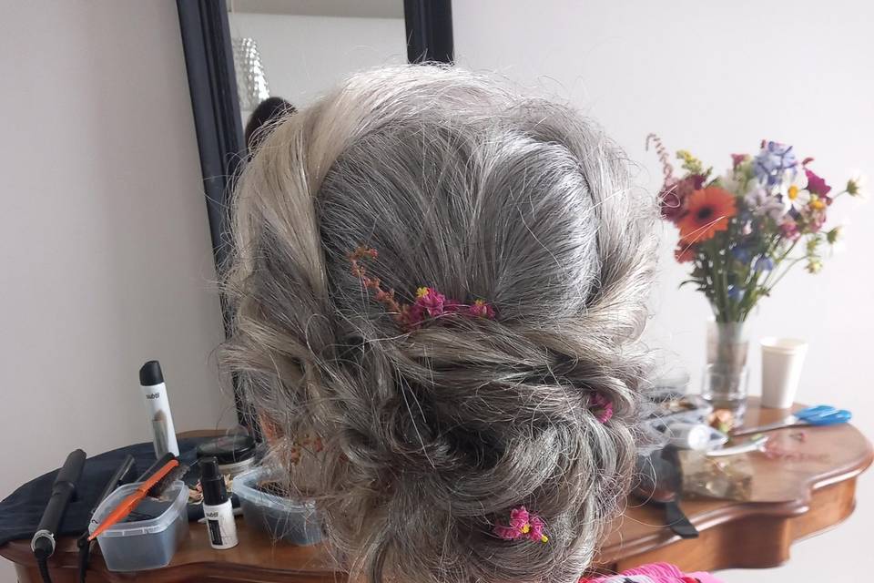 Chignon maman mariée fleuries