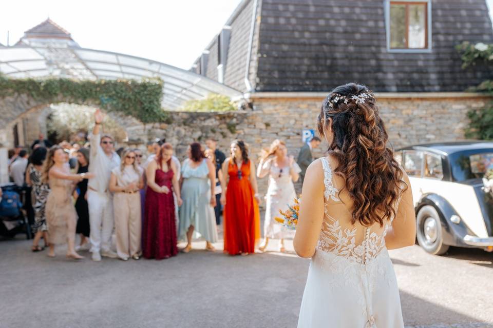 Demi attache bouclé mariée