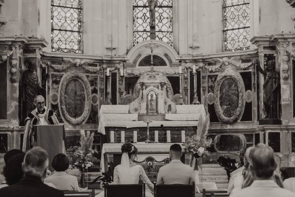 Les mariés à l’église