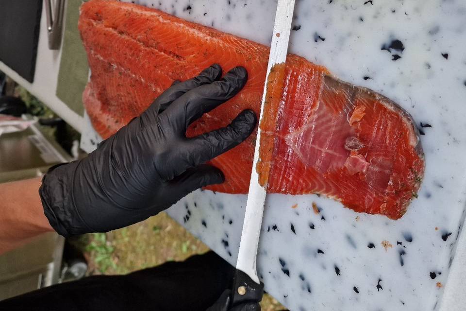 Découpe de saumon gravlax mais