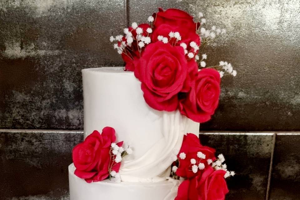 Gâteau de mariage rouge et bla