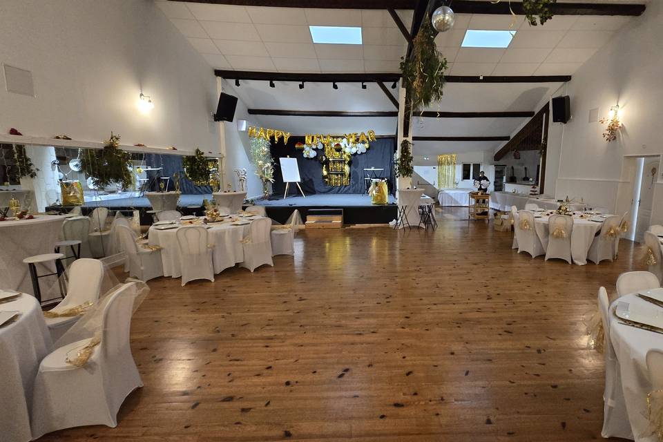 Salle avec tables
