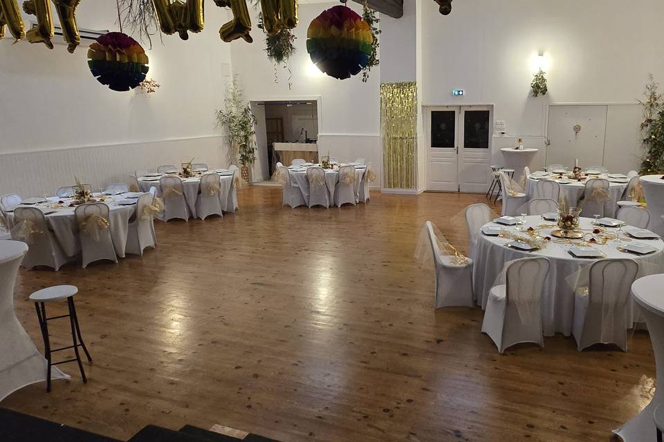 Salle avec tables