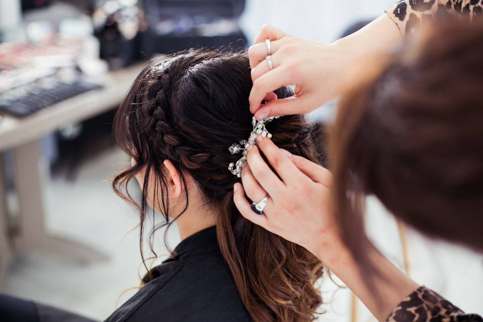 Pose d'accessoires coiffure