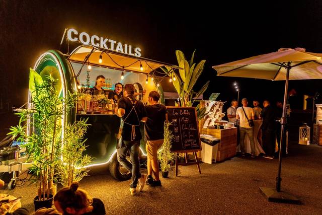 Le Cocktail Truck by night