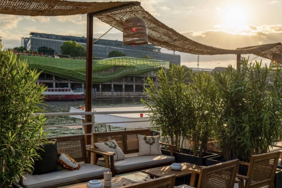 Terrasse Festive Péniche