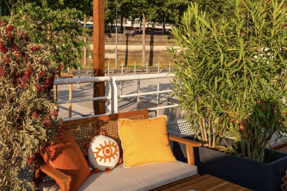 Terrasse Festive Péniche
