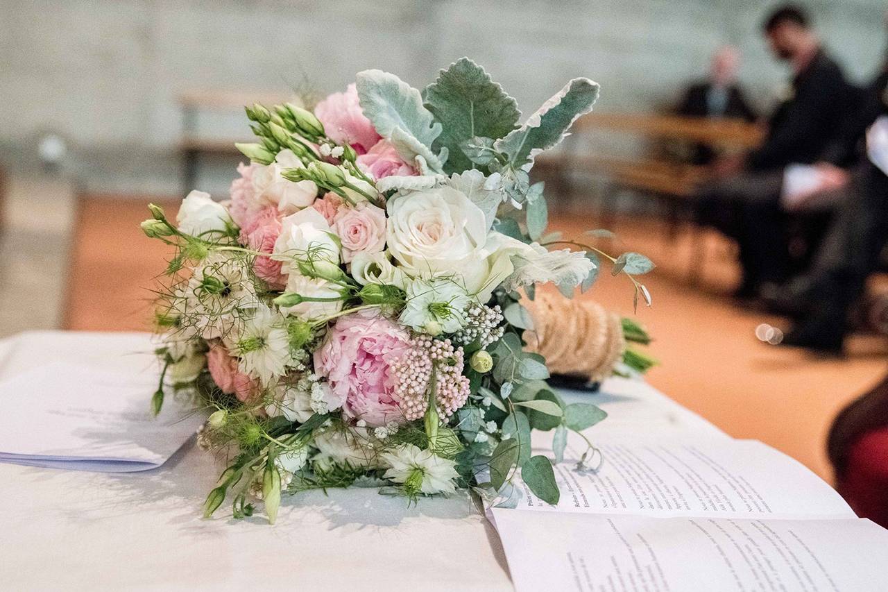 Arche de Mariage en Gypsophile et Bois Flotté sur la Plage