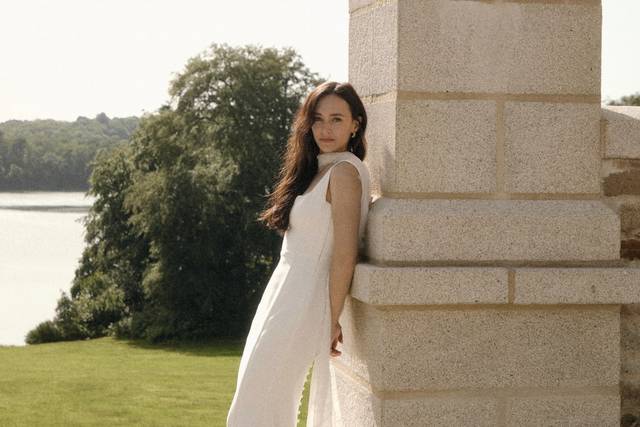 Robe en crepe et cape dentelle