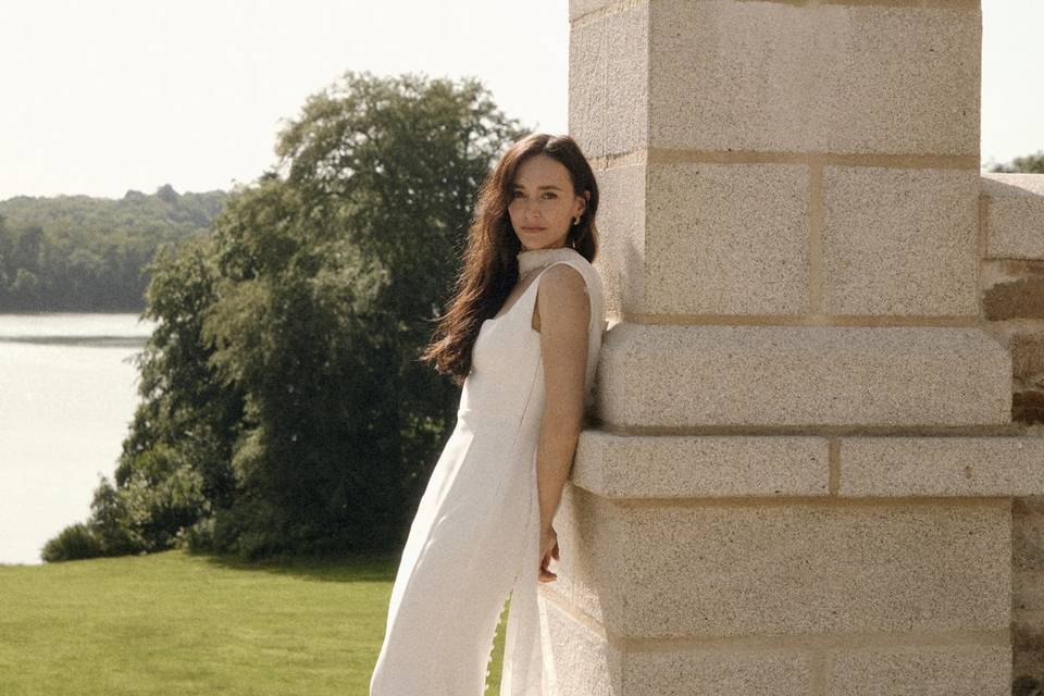 Robe en crepe et cape dentelle