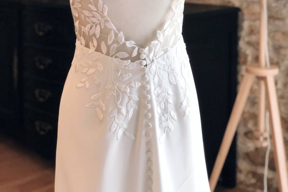 Robe en dentelle et crepe