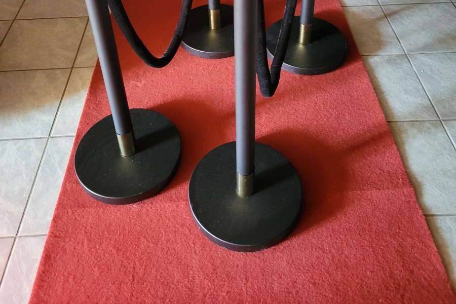 Barrière et tapis rouge