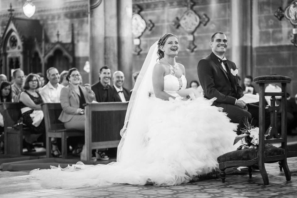 Rire des mariés à l'église