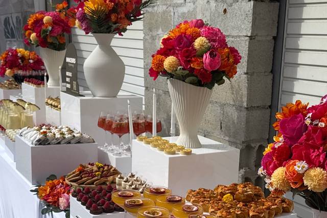Buffet coloré avec cocktails