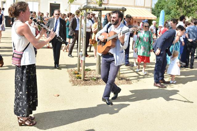 En acoustique, mouvants.