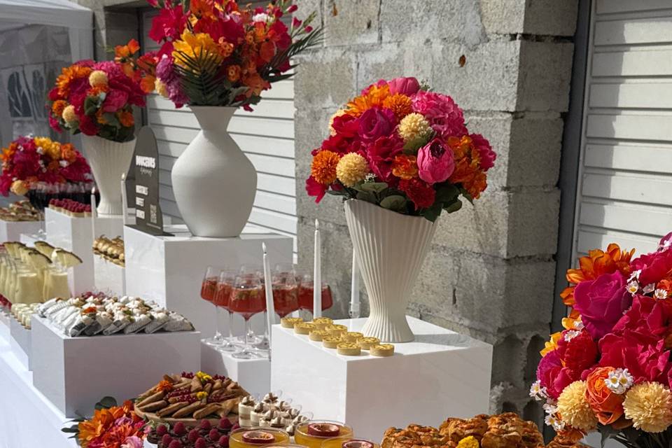 Buffet coloré avec cocktails
