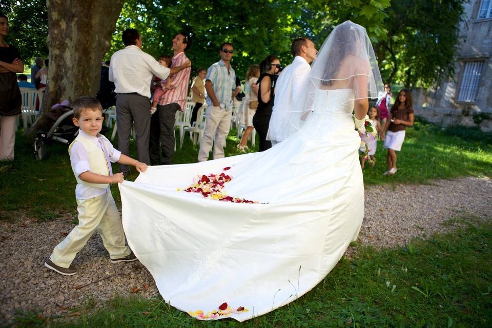 Enfant et robe de la mariée