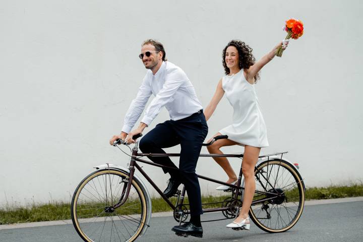 Arrivée des marié.e.s à vélo