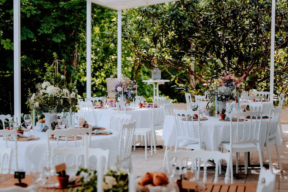 Tables rondes sur la terrasse