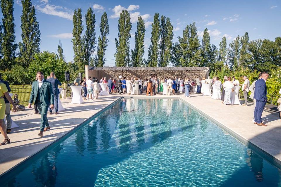 Apéritif au bord de la piscine