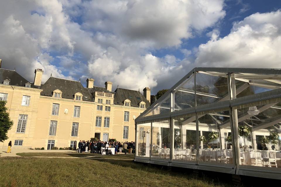 Chapiteau avec vue château