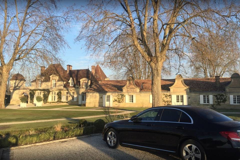 Chauffeur avec berline de luxe