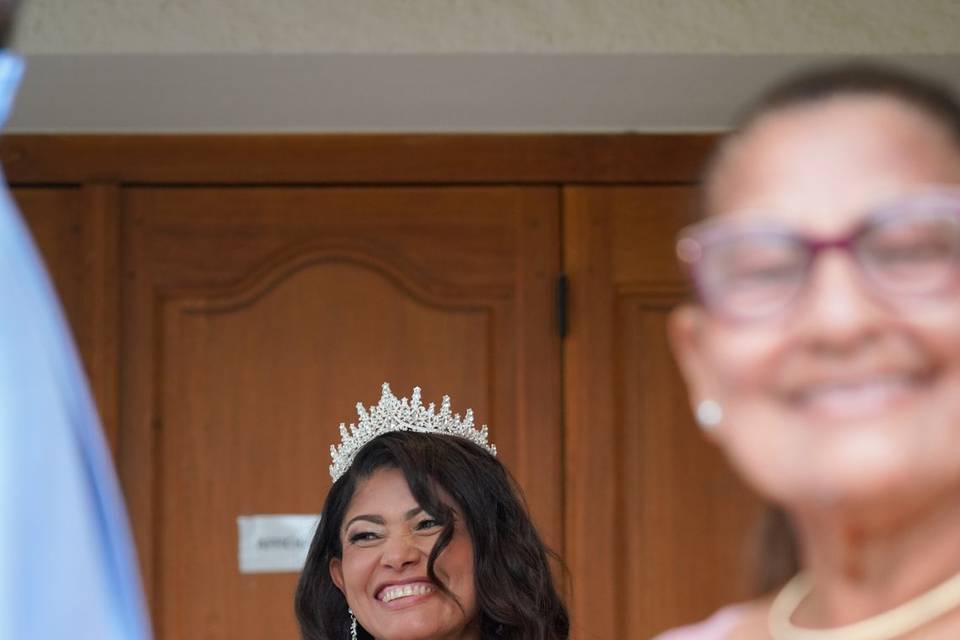 Sourire à la sortie de Mairie