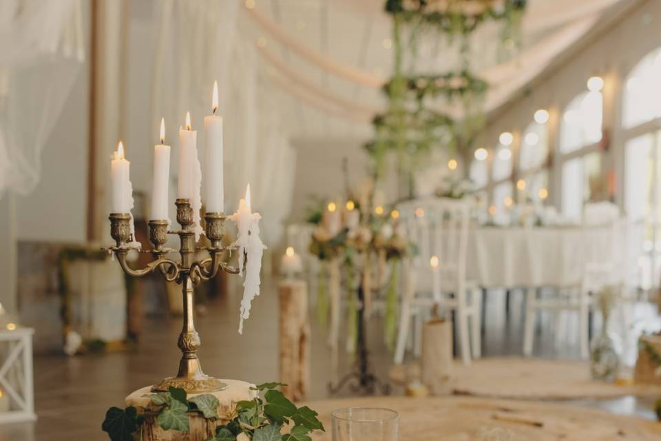 Rondins de bois et chandeliers