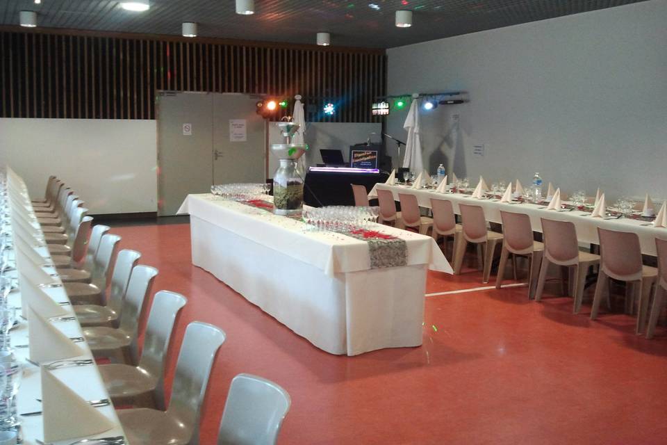 Salle avec tables et buffet