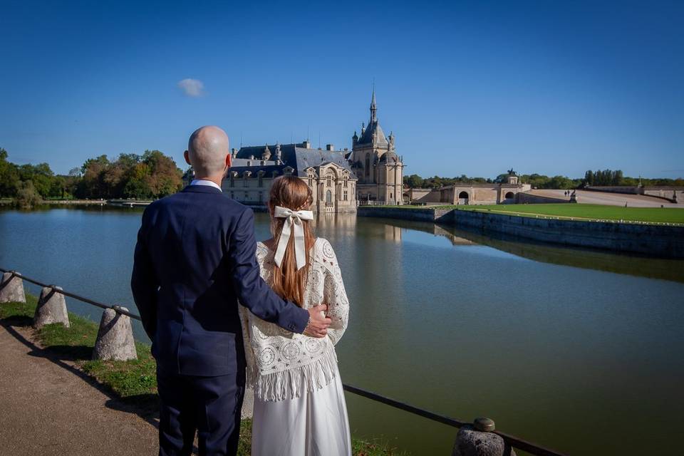 Devant le château de Chantilly