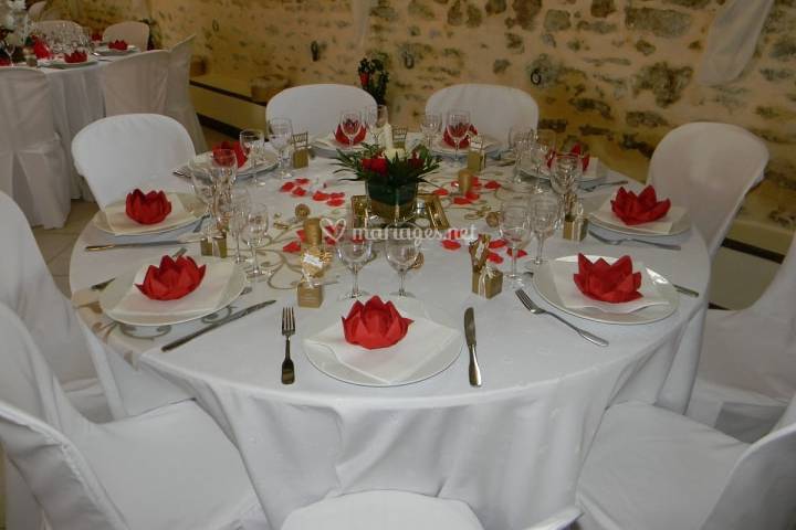Table ronde en rouge et blanc