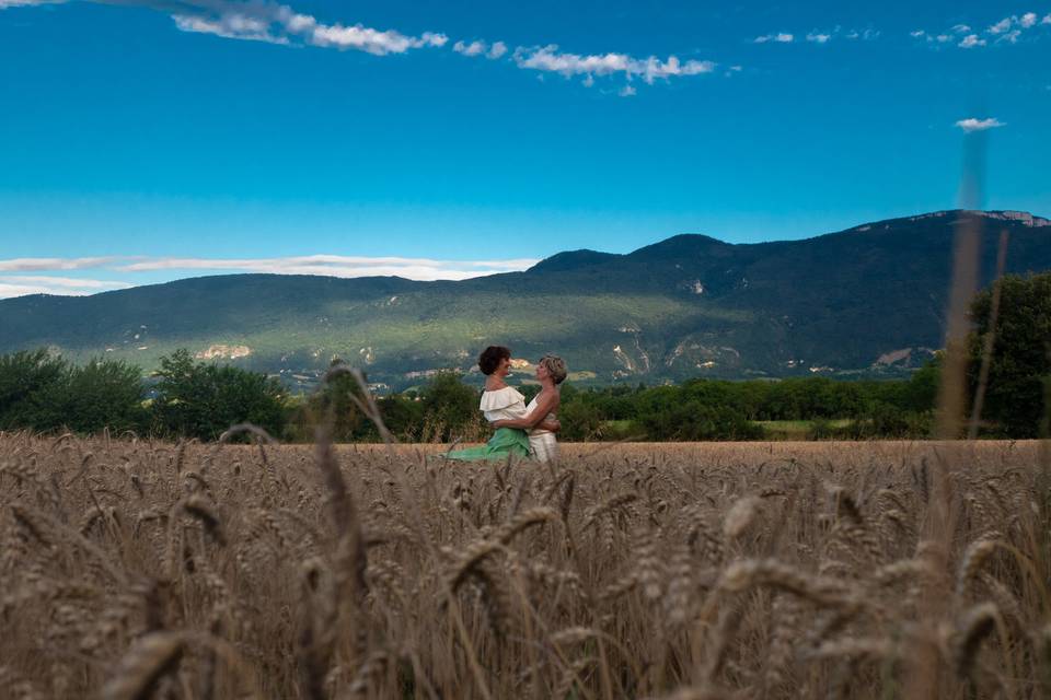 S'enlacer dans les blés