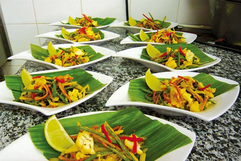 Riz, légumes au wok et viandes