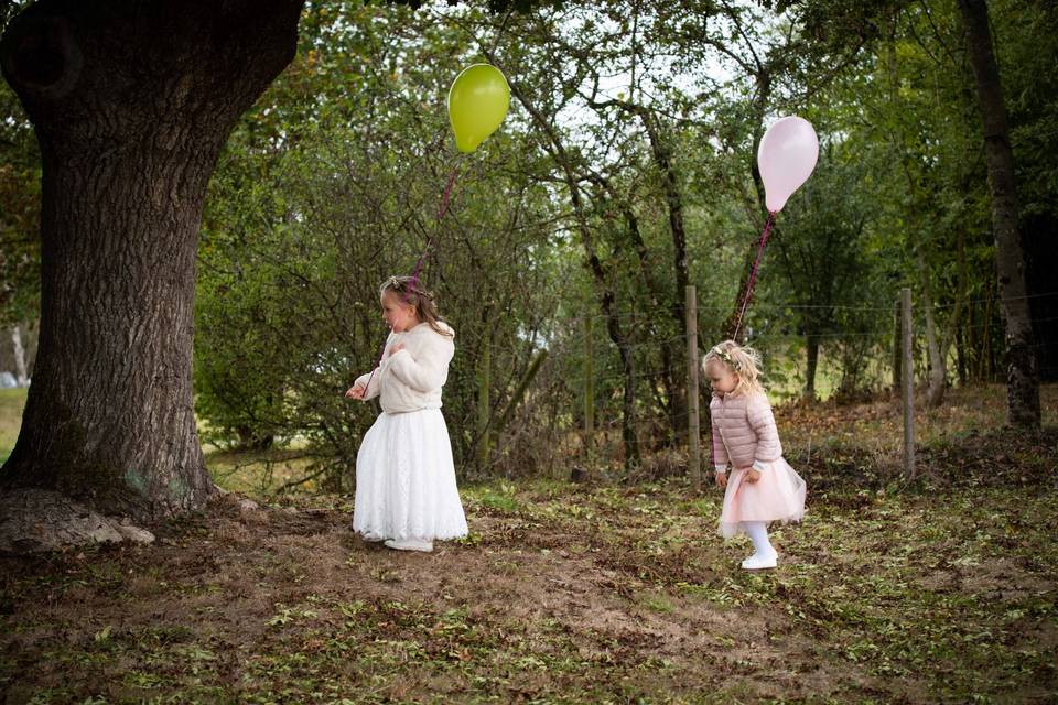 Deux cousines au mariage